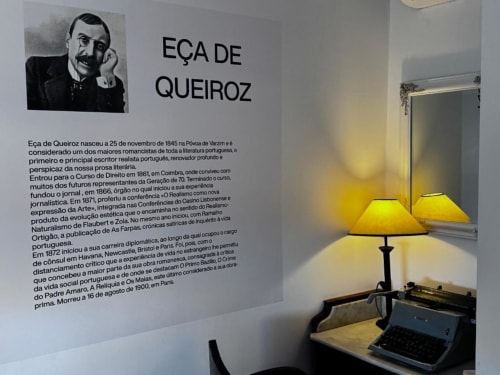 Sala temática Eça de Queirós com texto biográfico e retrato na Pousada Boutique Santiago de Caminha, Portugal