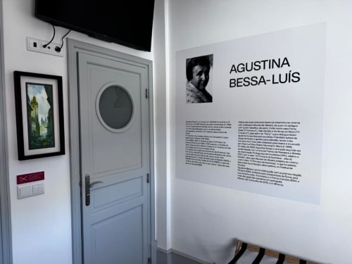 Entrada do quarto 201 no Santiago de Caminha Boutique Hostel com exposição biográfica e retrato de Agustina Bessa-Luís