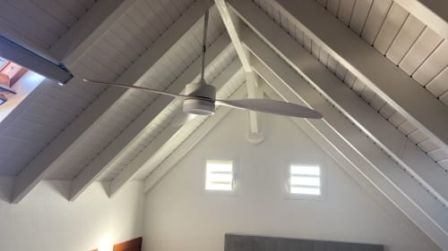 Chambre moderne avec ventilateur de plafond et plafond blanc voûté à la Résidence KaZa Lou-Lou, location d'appartement en Guadeloupe
