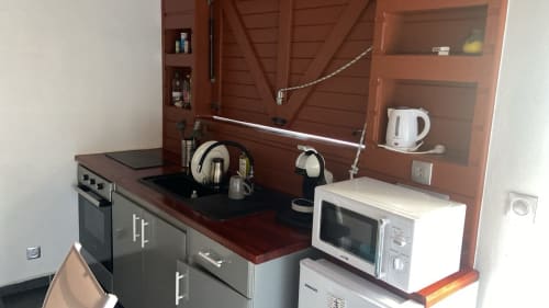 Kitchenette moderne à KaZa Bel'Vi, Capesterre Marie-Galante, équipée d'une cuisinière, micro-ondes et aménagements