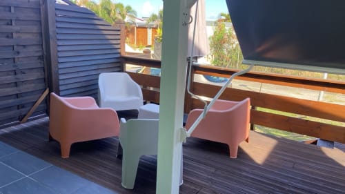 Coin salon moderne à KaZa Lou-Lou avec fauteuils roses surplombant Capesterre de Marie-Galante, Guadeloupe