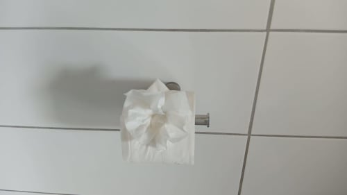Porte-rouleau de papier toilette sur mur carrelé à l'appartement KaZa Bel'Vi à Capesterre-de-Marie-Galante