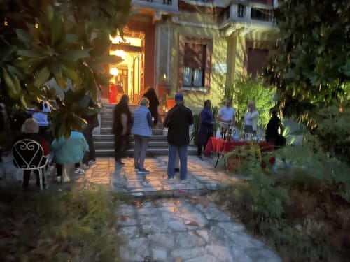 Rassemblement en soirée dans la cour du Palazzo Losio à Ponzone, Italie, avec des invités sous un éclairage chaleureux