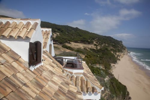 Hostal Mar de Frente, edificio en acantilado con terraza con vistas a la playa de Los Caños de Meca, España