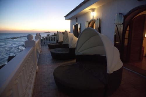Terraza al atardecer en Hostal Mar de Frente con zona cubierta con vistas al océano en Los Caños de Meca, España