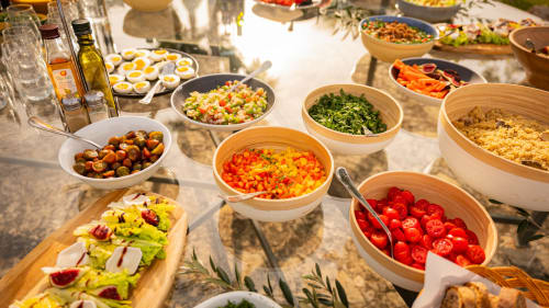 Buffet de l'Agroturismo Ses Illes à Costitx avec légumes frais, salades et plats locaux présentés dans des bols en bois