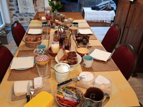 Table du petit-déjeuner au BnB Le Clos du Buisson à Saint Aubin sur Gaillon avec produits frais selon arrivage