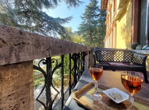 Balcon du Palazzo Losio avec verres de vin dominant la vallée forestière, Ponzone Italie