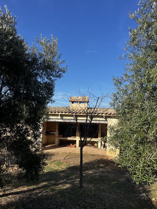 Casa rural rústica con tejado de terracota rodeada de olivares en Finca El Olivar, Las Cuevas