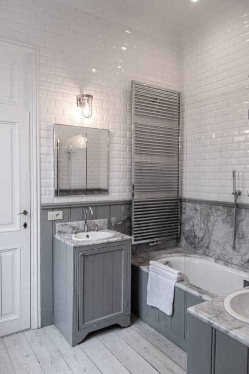 Modern bathroom in Marie-Christine Suite at Castanea Business & Suites, Merelbeke, with white subway tiles, gray vanity,