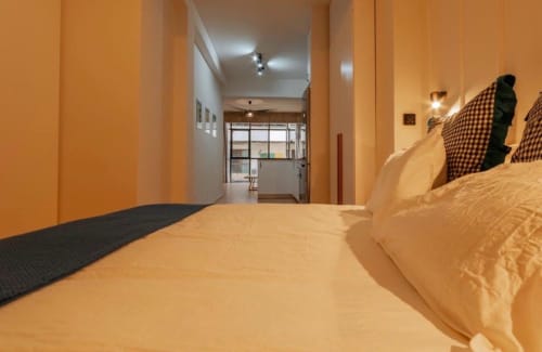 Dormitorio moderno del apartamento La Dormilona en el hotel Gestyp-AT, Mérida con cama doble y vista a la entrada