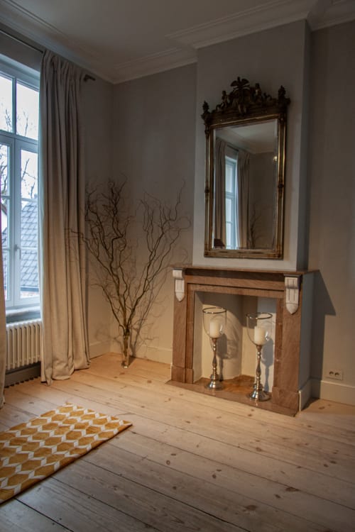 Marie-Christine Suite at Castanea Business & Suites in Merelbeke featuring fireplace, ornate mirror, wooden mantelpiece with