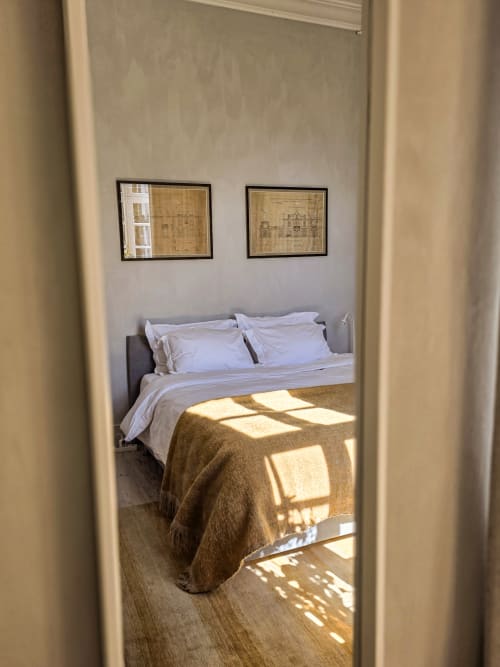 Marie-Christine Suite bedroom at Castanea Business & Suites in Merelbeke with sunlit bed, white pillows, and architectural