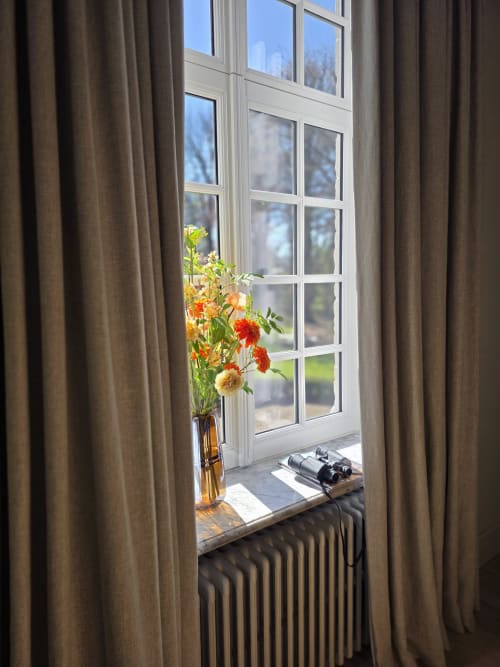 Garden view from Marie-Christine Suite at Castanea Business & Suites, Merelbeke with flowers on windowsill and radiator heat