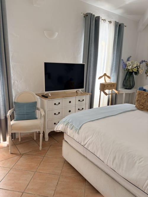 Schlafzimmer La Sainte Maxime in La Parenthèse de Villepey, Saint Aygulf, mit Bett, TV, komfortablem Sessel und Gartenblick