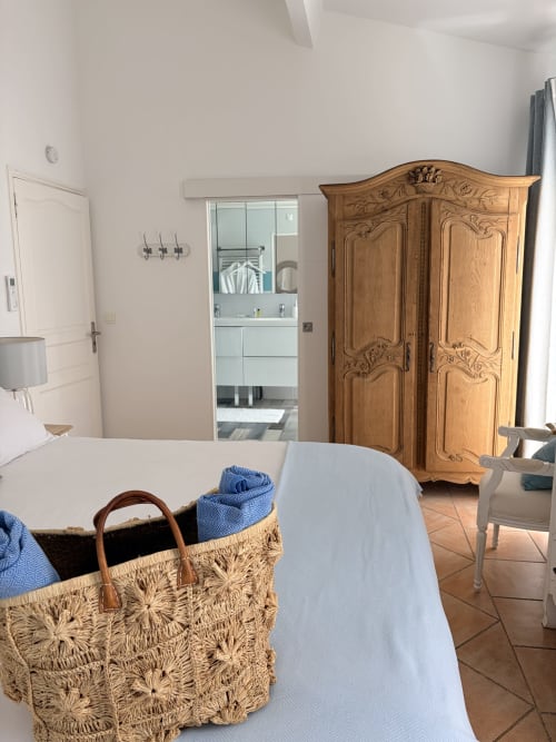 Zimmer Sainte Maxime in La Parenthèse de Villepey mit Esstisch, Weidenkorb, Holzschrank und eigenem Badezimmer