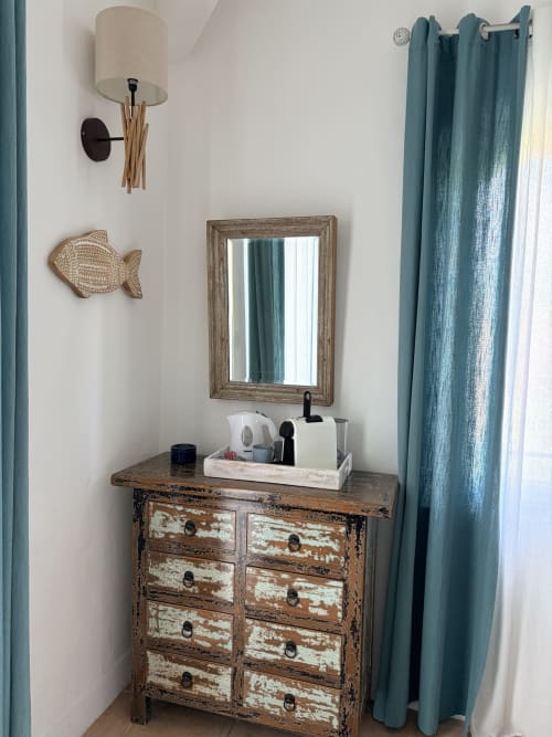 Rustikale Holzkommode mit Spiegel und Wasserkessel im Zimmer La Saint Tropez im La Parenthèse de Villepey, Saint Aygulf