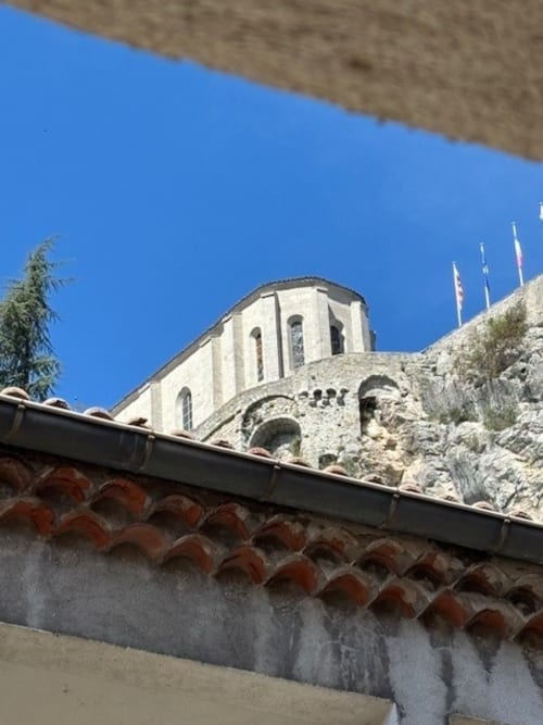 Tour de la Citadelle de Sisteron vue depuis l'hôtel Le Clos Androne, monument historique du centre-ville sous un ciel bleu dégagé
