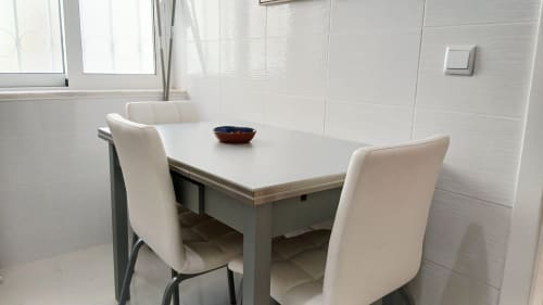 Sala de jantar do apartamento Sweet Home Amoreira T2 em Portimão com mesa branca e cadeiras creme