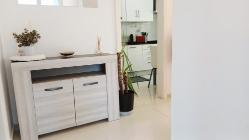 Cozinha e sala de estar modernas do apartamento Sweet Home Amoreira em Portimão com móveis brancos e piso bege