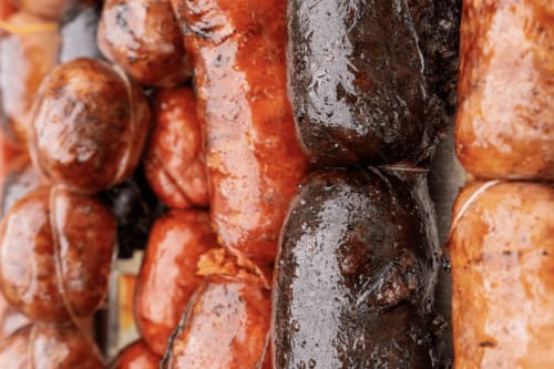 Carnes curadas y embutidos exhibidos en Casa Rural Finca El Olivar en Las Cuevas, España