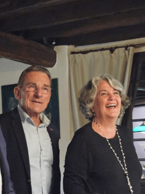 Zwei lächelnde Gäste im Domaine De Millox Chambres d'hôtes, einem Gästehaus in Saint-André-de-Seignanx, Frankreich