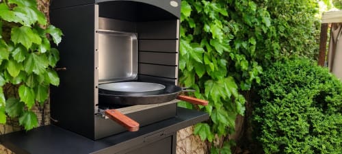 Barbecue moderne en plein air entouré de lierre verdoyant à l'hôtel Viento de Ladera à Ségovie, Espagne