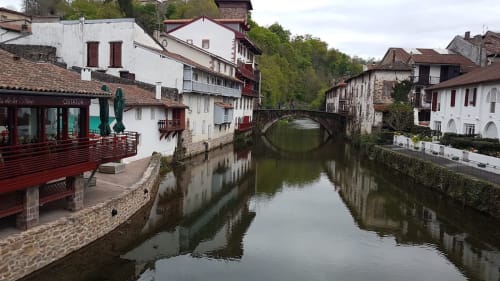 Pittoresque village fluvial avec bâtiments historiques en pierre et pont à Saint-André-de-Seignanx, France
