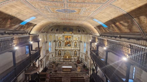 Intérieur de chapelle historique avec autel orné et plafond voûté en bois, Domaine De Millox, Saint-André-de-Seignanx