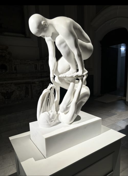 Escultura de mármol blanco en el hotel boutique Casale Artemisia de Capalbio, Toscana, Italia