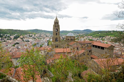 Vue panoramique de la cathédrale du Puy-en-Velay et de la ville historique, lieu de la maison d'hôtes Antea