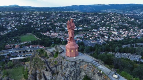 Statue rouge dominant la ville du Puy-en-Velay nichée dans les collines verdoyantes, près de la maison d'hôtes Antea