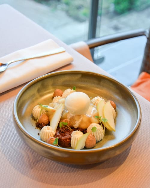 Assiette raffinée à l'Hôtel Des Vosges de Sommerau : noix de Saint-Jacques poêlées, légumes et œuf poché dans un bol bronze