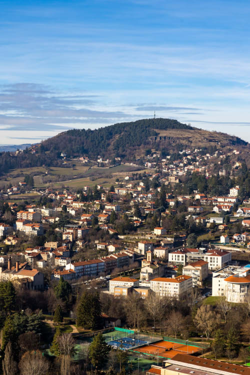 Vue aérienne du Puy-en-Velay avec la maison d'hôtes Antea nichée dans cette ville de montagne entourée de paysages verdoyants