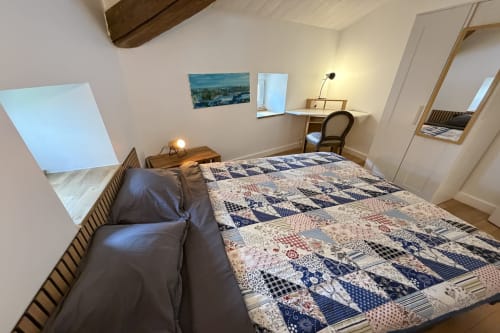 Gemütliches Ferienstudio in La Sarrasine in Aiguèze mit Queensize-Bett, Patchwork-Tagesdecke, Schreibtisch und kleinen Fenstern, die Licht hereinlassen, in einem als eines der schönsten Dörfer Frankreichs ausgezeichneten Ort, unterhalb der Ardèche-Schluchten, mit der ersten Badestelle nur 3 Gehminuten entfernt.