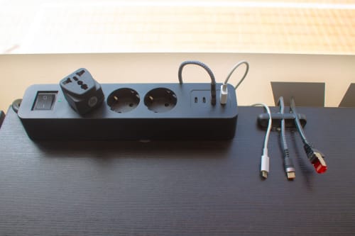 Ciabatta con porte USB e organizzatore di cavi nella stanza condivisa dell'Hostel Tropical Work, Las Palmas