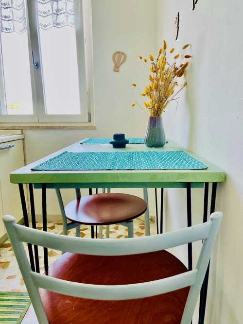 Tavolo da pranzo moderno con tovagliette turchesi e sedie bianche nell'appartamento Agriturismo CasaViVa a Pozzo della Chiana, Italia