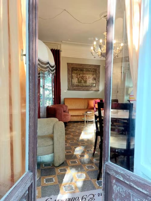 Élégant salon du Palazzo Losio avec mobilier d'époque, lustre ouvragé et tapisserie décorative