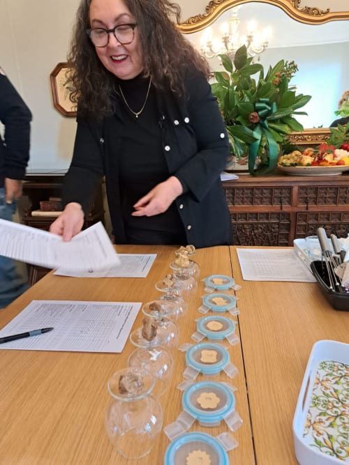 Femme à une table de dégustation avec des verres de vin au Palazzo Losio, Ponzone, Italie