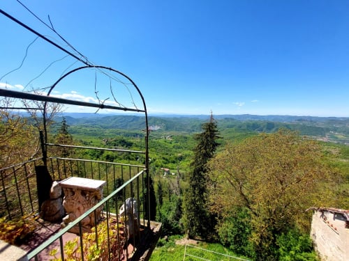 Vue panoramique depuis la terrasse du Palazzo Losio à Ponzone surplombant les vallées et montagnes vallonnées de Toscane sous un ciel bleu