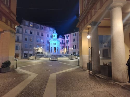 Vue nocturne de la chapelle illuminée sur la piazza Ponzone historique avec ses élégants bâtiments et colonnes