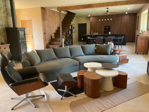 Salon moderne avec canapé gris, accents bois et mobilier contemporain à Domaine Alga B&B, Bourg-Charente