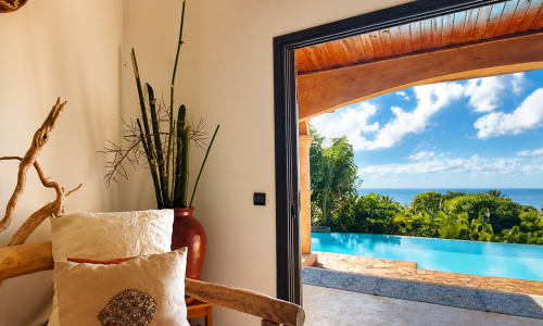 Villa tropicale à Vohilava avec vue sur l'océan, piscine à débordement et design contemporain
