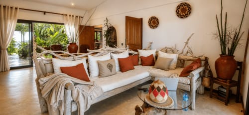Ampio soggiorno villa a La Villa Boraha con arredamento costiero, arredi naturali e viste sul mare a Vohilava, Madagascar