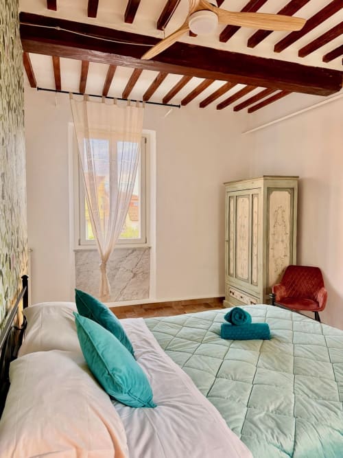 Sala filosofia presso Agriturismo CasaViVa con travi in legno, vista sul giardino e dettagli turchesi