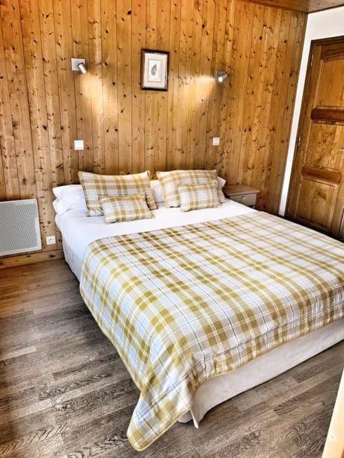 Chambre douillette en pin noué chez Francine avec literie écossaise et mobilier en bois à Notre Dame de Bellecombe