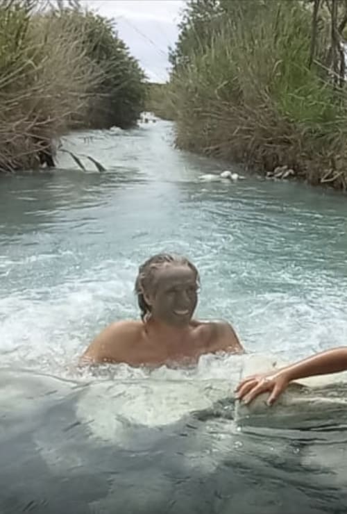 Huésped disfrutando de las aguas termales en Casale Artemisia, Capalbio, un retiro de aguas calientes naturales en Toscana