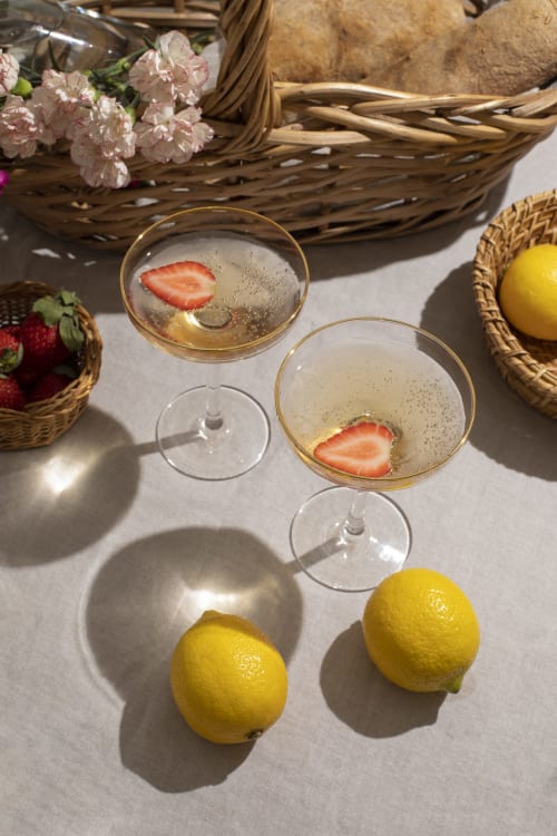 Élégants cocktails au champagne avec fraises à Domaine Alga, un gîte français en Bourg-Charente, entouré de