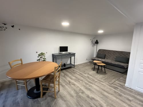 Studio moderne Sanateflo avec table à manger, canapé, bureau TV et cuisine à Rai, France