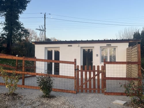Studio Les Oiseaux à Sanateflo à Raï : jardin clôturé, patio et parking privé